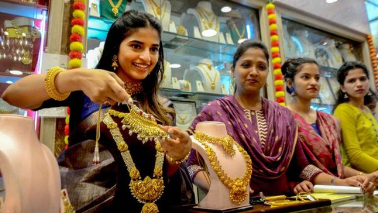 Kerala Gold Rate November 4 2024: Gold price below Rs 59,000 for 8 grams