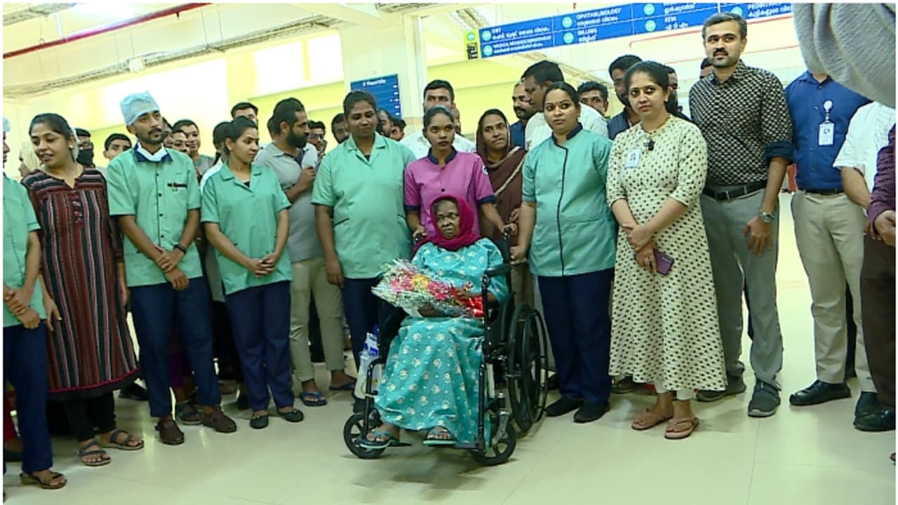 മരണം മുന്നിൽ കണ്ട നിമിഷങ്ങൾ, ഉരുൾനോവുകൾ താണ്ടി ആയിഷ തിരികെ ജീവിതത്തിലേക്ക്; 46 ദിവസത്തിന് ശേഷം ആശുപത്രിവിട്ടു മരണം മുന്നിൽ കണ്ട നിമിഷങ്ങൾ, ഉരുൾനോവുകൾ താണ്ടി ആയിഷ തിരികെ ജീവിതത്തിലേക്ക്; 46 ദിവസത്തിന് ശേഷം ആശുപത്രിവിട്ടു