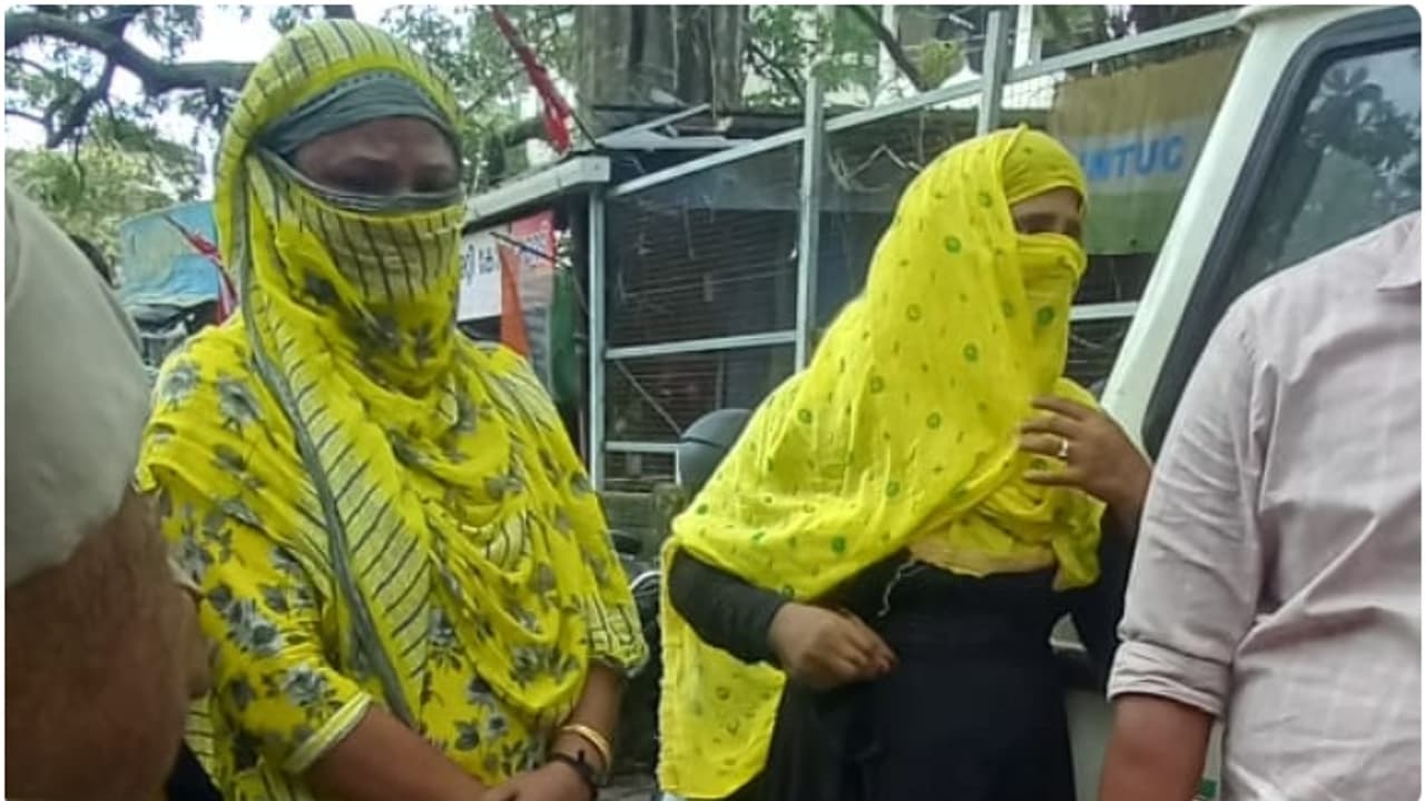 റെയിൽവേ സ്റ്റേഷൻ പരിസരത്ത് 2 സ്ത്രീകൾ, പൊലീസിന് സംശയം, ചോദ്യംചെയ്തു, പൊക്കിയത് 12 കിലോ കഞ്ചാവ് റെയിൽവേ സ്റ്റേഷൻ പരിസരത്ത് 2 സ്ത്രീകൾ, പൊലീസിന് സംശയം, ചോദ്യംചെയ്തു, പൊക്കിയത് 12 കിലോ കഞ്ചാവ്