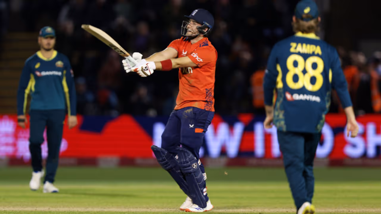 ബാറ്റിംഗിലും ബൗളിംഗിലും തിളങ്ങി ലിവിംഗ്സ്റ്റണ്! ഓസ്ട്രേലിയക്കെതിരെ രണ്ടാം ടി20യില് ഇംഗ്ലണ്ടിന് ജയം ബാറ്റിംഗിലും ബൗളിംഗിലും തിളങ്ങി ലിവിംഗ്സ്റ്റണ്! ഓസ്ട്രേലിയക്കെതിരെ രണ്ടാം ടി20യില് ഇംഗ്ലണ്ടിന് ജയം