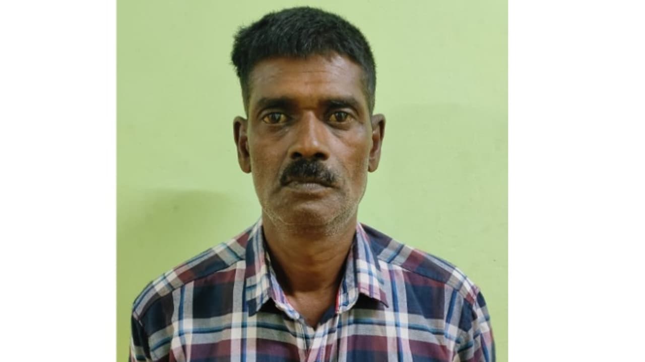 പള്ളിയിലെ കാണിക്ക വഞ്ചി കുത്തിത്തുറന്ന് കവർച്ച; പ്രതിയെ പിടികൂടി പൊലീസ് പള്ളിയിലെ കാണിക്ക വഞ്ചി കുത്തിത്തുറന്ന് കവർച്ച; പ്രതിയെ പിടികൂടി പൊലീസ്