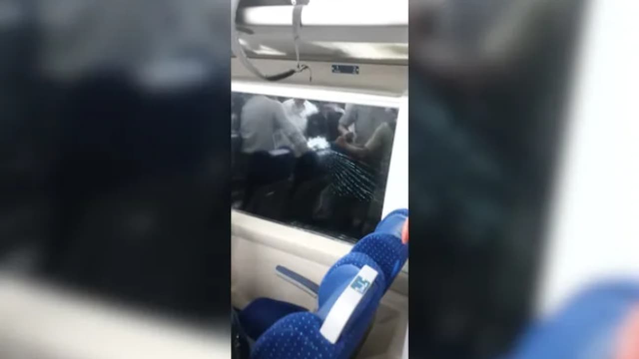 വന്ദേ ഭാരത് ട്രെയിനുനേരെ കല്ലേറ്, റെയിൽ പാളത്തിൽ കല്ല്; രണ്ടു സംഭവങ്ങളിലുമായി 17കാരനടക്കം രണ്ടു പേർ അറസ്റ്റിൽ വന്ദേ ഭാരത് ട്രെയിനുനേരെ കല്ലേറ്, റെയിൽ പാളത്തിൽ കല്ല്; രണ്ടു സംഭവങ്ങളിലുമായി 17കാരനടക്കം രണ്ടു പേർ അറസ്റ്റിൽ