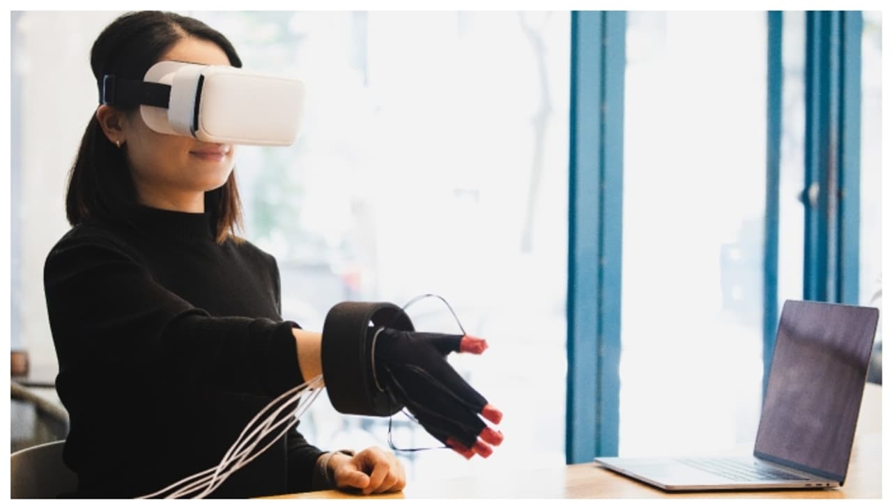 കാഴ്ചയും കേൾവിയും മാത്രമല്ല, രണ്ട് ദേശത്തിരുന്ന് ഇനി സ്പർശനവും സാധ്യം; പുത്തന്‍ സാങ്കേതിക വിദ്യയുമായി ഗവേഷകർ 