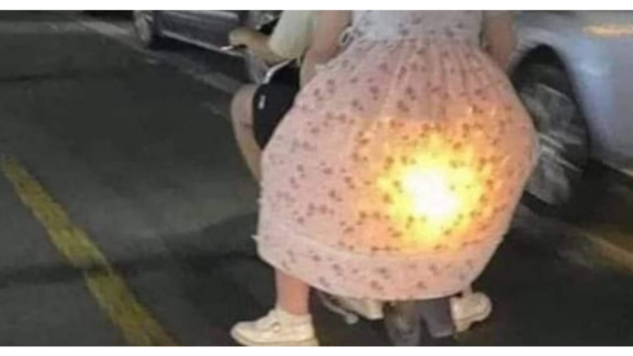 എങ്ങോട്ടാണെങ്ങോട്ടാണീ തിടുക്കം..! ഈ പടം നോക്കൂ... ഇതിലെ അപകടം എന്താണെന്ന് തിരിച്ചറിയൂ, എംവിഡി മുന്നറിയിപ്പ് എങ്ങോട്ടാണെങ്ങോട്ടാണീ തിടുക്കം..! ഈ പടം നോക്കൂ... ഇതിലെ അപകടം എന്താണെന്ന് തിരിച്ചറിയൂ, എംവിഡി മുന്നറിയിപ്പ്