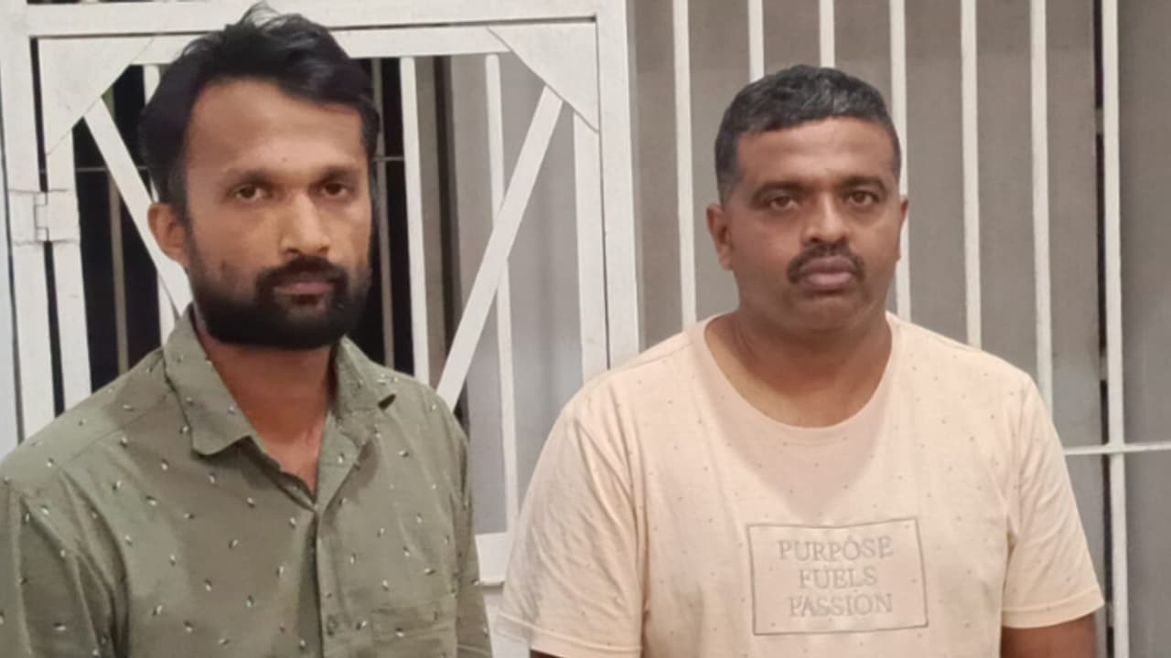 കാറിൽ കുമളിക്കാരായ 2 യുവാക്കൾ, പരിശോധയ്ക്കിടെ ഉരുണ്ടുകളിച്ചു; ചെറിയ കവറിലാക്കി ഒളിപ്പിച്ചത് 60 ഗ്രാം എംഡിഎംഎ! കാറിൽ കുമളിക്കാരായ 2 യുവാക്കൾ, പരിശോധയ്ക്കിടെ ഉരുണ്ടുകളിച്ചു; ചെറിയ കവറിലാക്കി ഒളിപ്പിച്ചത് 60 ഗ്രാം എംഡിഎംഎ!