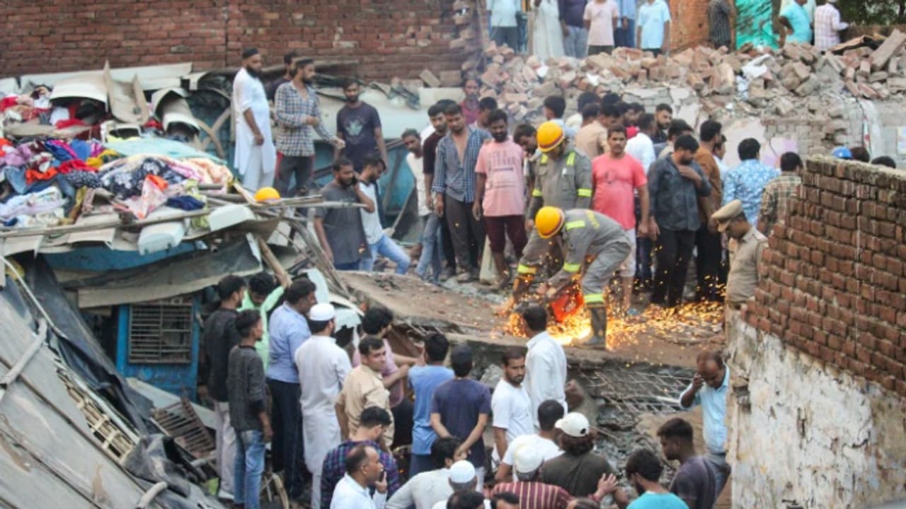 വീട് തകർന്നുവീണ് 10 പേർ മരിച്ചു, 4 പേർ കൂടി കുടുങ്ങിക്കിടന്നുന്നെന്ന് സംശയം; യുപിയിൽ രക്ഷാപ്രവർത്തനം തുടരുന്നു