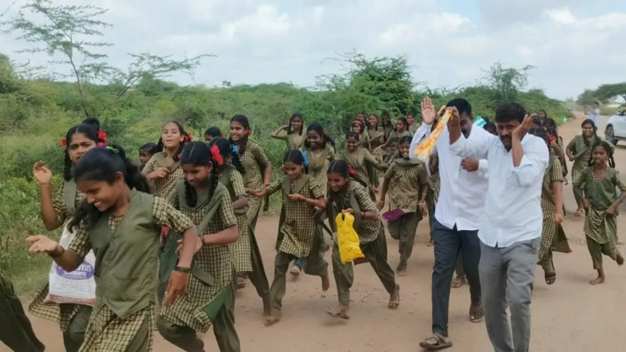 Karnataka: Bee attack disrupts students returning from International Day of Democracy event in Gadag Karnataka: Bee attack disrupts students returning from International Day of Democracy event in Gadag
