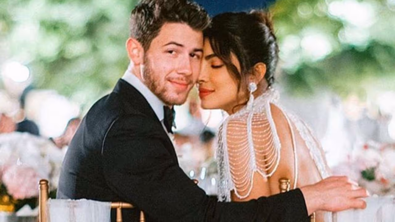 ಹದಿಹರೆಯದ ಹುಡುಗರಿಗೆ ವಯಸ್ಸಾದ ಹುಡುಗಿಯರ ಮೇಲೆ ಸೆಳೆತ ಜಾಸ್ತಿ ಏಕೆ? ಇಲ್ಲಿದೆ 4 ಕಾರಣಗಳು! ಹದಿಹರೆಯದ ಹುಡುಗರಿಗೆ ವಯಸ್ಸಾದ ಹುಡುಗಿಯರ ಮೇಲೆ ಸೆಳೆತ ಜಾಸ್ತಿ ಏಕೆ? ಇಲ್ಲಿದೆ 4 ಕಾರಣಗಳು!