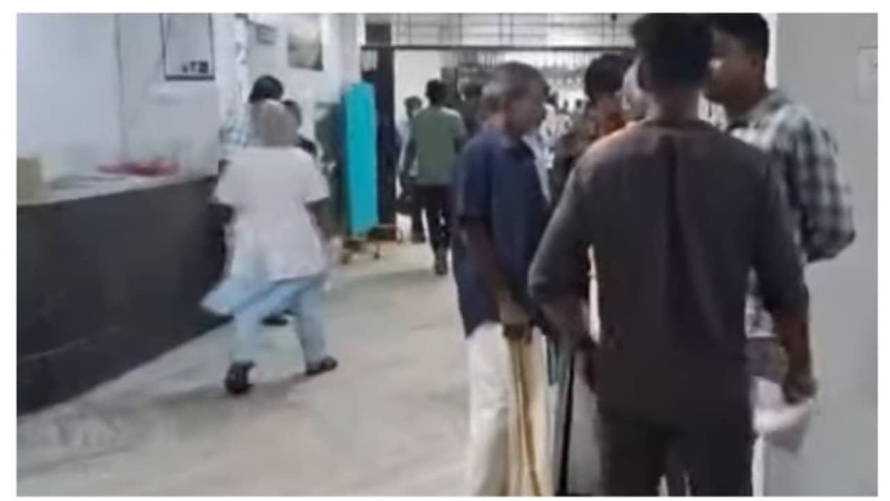 വണ്ടാനം മെഡിക്കൽ കോളേജിൽ വനിത ഡോക്ടറെ കയ്യേറ്റം ചെയ്ത് രോഗി; കൈ പിടിച്ച് തിരിച്ചു, ആക്രമിച്ച് കടന്നുകളഞ്ഞു വണ്ടാനം മെഡിക്കൽ കോളേജിൽ വനിത ഡോക്ടറെ കയ്യേറ്റം ചെയ്ത് രോഗി; കൈ പിടിച്ച് തിരിച്ചു, ആക്രമിച്ച് കടന്നുകളഞ്ഞു