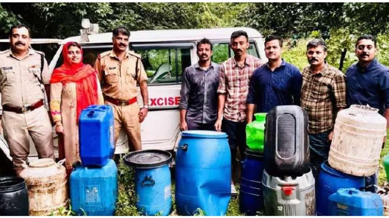 മലപ്പുറം കാഞ്ഞിരപ്പുഴയുടെ തുരുത്തിൽ അഞ്ച് സ്ഥലങ്ങളിലായി ഒളിപ്പിച്ച നിലയിൽ കണ്ടെത്തിയത് 810 ലിറ്റർ വാഷ്