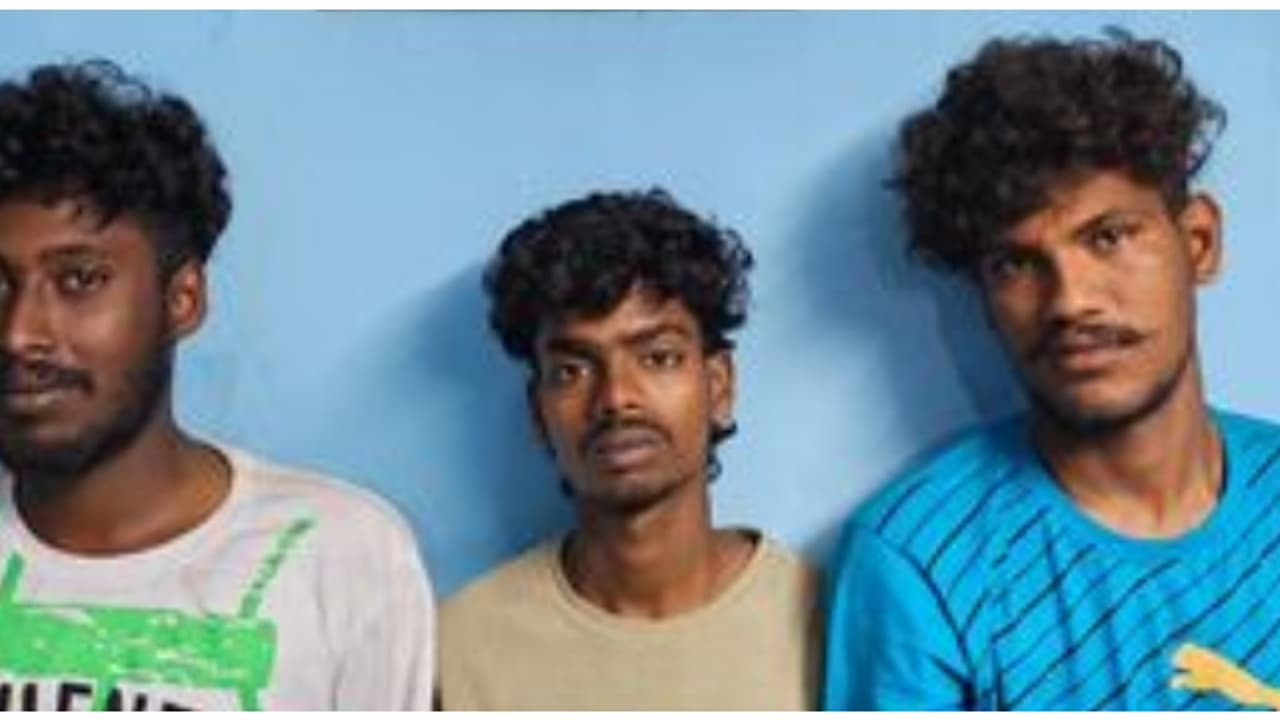 അതീവ രഹസ്യമായി കാട്ടുവഴികളിലൂടെ കേരളത്തിലേക്ക് വന്ന 3 പേർ, സഹായത്തിന് ഒരു മലയാളി; പിടിച്ചെടുത്തത് കഞ്ചാവ് അതീവ രഹസ്യമായി കാട്ടുവഴികളിലൂടെ കേരളത്തിലേക്ക് വന്ന 3 പേർ, സഹായത്തിന് ഒരു മലയാളി; പിടിച്ചെടുത്തത് കഞ്ചാവ്