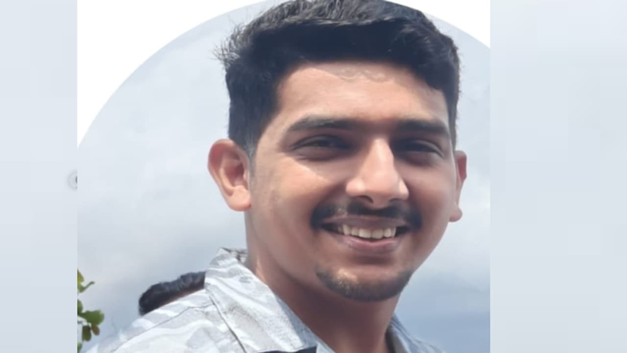 ബെംഗളൂരുവിൽ ട്രെയിനിൽ നിന്ന് വീണ മലയാളി യുവാവ് ചികിത്സയിലിരിക്കെ മരിച്ചു ബെംഗളൂരുവിൽ ട്രെയിനിൽ നിന്ന് വീണ മലയാളി യുവാവ് ചികിത്സയിലിരിക്കെ മരിച്ചു