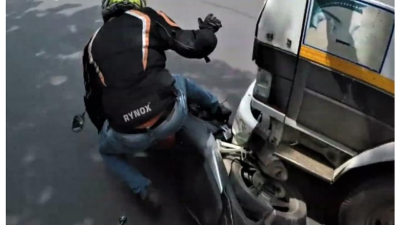 റോഡിൽ നിൽക്കുകയായിരുന്ന യുവതിയെ ബൈക്ക് യാത്രക്കാരൻ അടിച്ചു, ചോദ്യം ചെയ്തപ്പോൾ മർദനം; പിന്നാലെ നാട്ടുകാരുടെ അടി