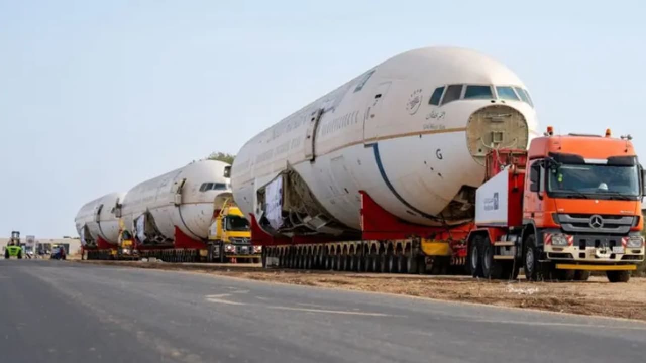 1,000 കിലോമീറ്ററിലേറെ കരമാർഗം മൂന്ന് കൂറ്റൻ ബോയിങ് വിമാനങ്ങൾ; തകരില്ല, പൊട്ടിപൊളിയില്ല, ഇത് സൗദിയിലെ റോഡ്! 1,000 കിലോമീറ്ററിലേറെ കരമാർഗം മൂന്ന് കൂറ്റൻ ബോയിങ് വിമാനങ്ങൾ; തകരില്ല, പൊട്ടിപൊളിയില്ല, ഇത് സൗദിയിലെ റോഡ്!