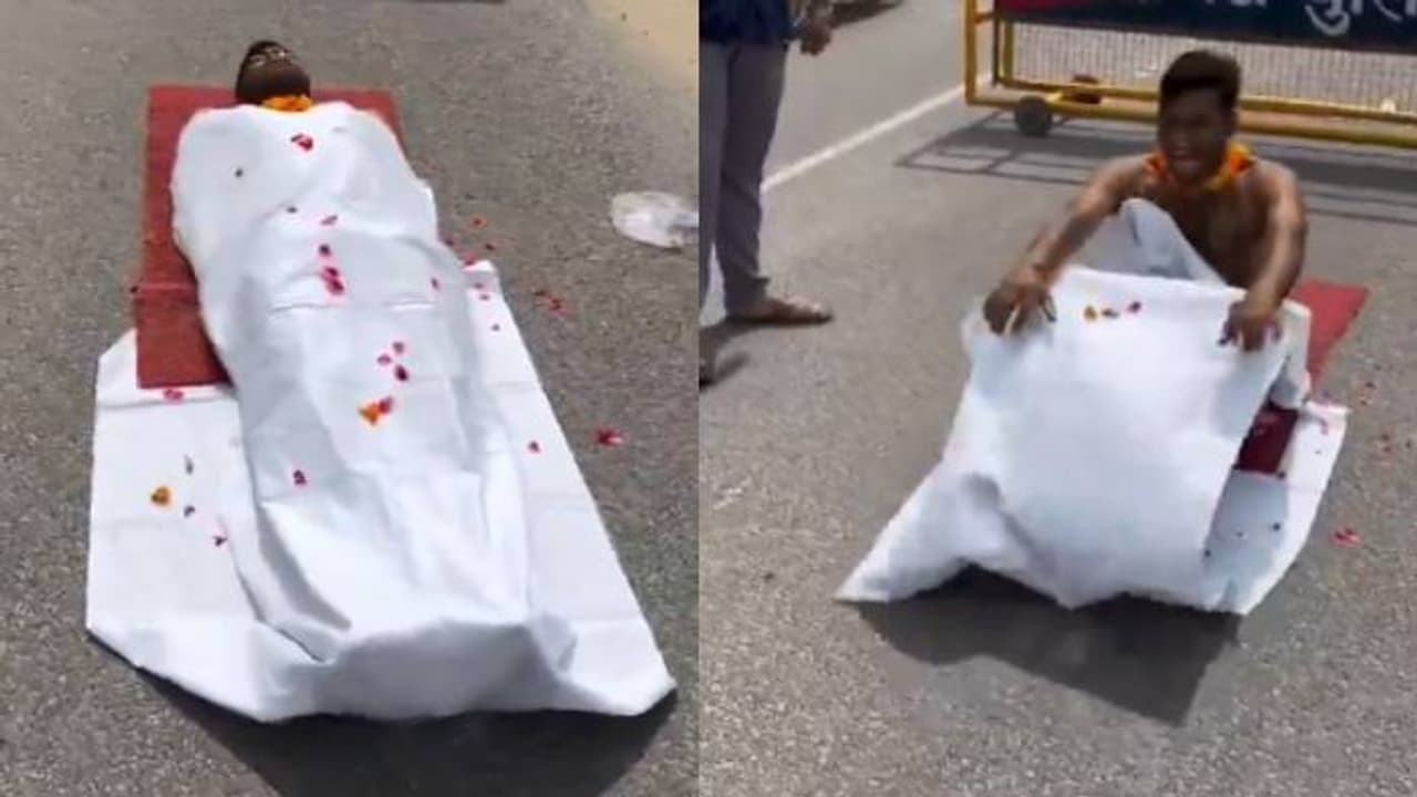 ഇവർക്കൊക്കെ വട്ടാണോ? വൈറലാവാൻ വേണ്ടി നടുറോഡിൽ 'ശവ'മായി കിടന്ന യുവാവ്, പൊലീസ് പൊക്കി