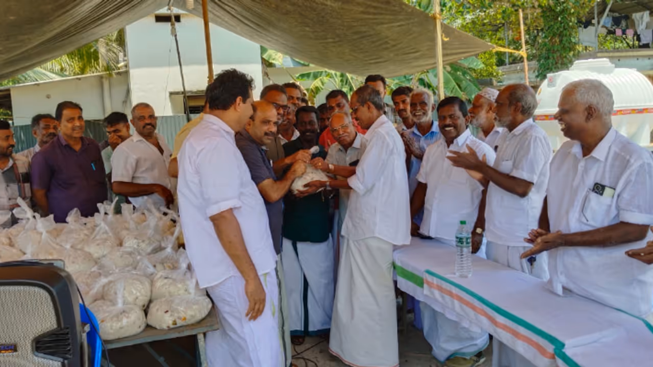 നബിദിനത്തിൽ സ്നേഹ വിരുന്നൊരുക്കി പൊന്നാട് മാനവ സൗഹൃദ വേദി; ആയിരത്തിലധികം വീടുകളിൽ ഉച്ചഭക്ഷണം നൽകി നബിദിനത്തിൽ സ്നേഹ വിരുന്നൊരുക്കി പൊന്നാട് മാനവ സൗഹൃദ വേദി; ആയിരത്തിലധികം വീടുകളിൽ ഉച്ചഭക്ഷണം നൽകി