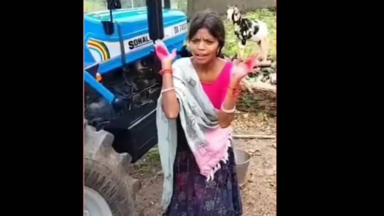 ട്രാക്ടർ കൊണ്ടുപോകരുത്, ദേവി കോപിക്കും; ലോൺ ഏജന്റുമാർക്ക് മുന്നിൽ അടവുമായി യുവതി, വീഡ‍ിയോ വൈറൽ