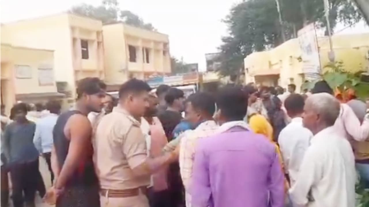 റോഡരികിൽ ഇരിക്കുകയായിരുന്നവർക്ക് നേരെ പിക്കപ്പ് പാ‌ഞ്ഞുകയറി നാല് മരണം; ദാരുണ അപകടം യുപിയിൽ, 5 പേർക്ക് പരിക്ക്