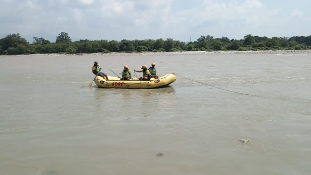 ഒഴുക്കിൽപ്പെട്ട അനിയനെ രക്ഷിക്കാൻ ശ്രമിക്കുന്നതിനിടെ രണ്ട് സഹോദരിമാരെ കാണാതായി; അപകടം ഗംഗയിൽ കുളിക്കുന്നതിനിടെ ഒഴുക്കിൽപ്പെട്ട അനിയനെ രക്ഷിക്കാൻ ശ്രമിക്കുന്നതിനിടെ രണ്ട് സഹോദരിമാരെ കാണാതായി; അപകടം ഗംഗയിൽ കുളിക്കുന്നതിനിടെ