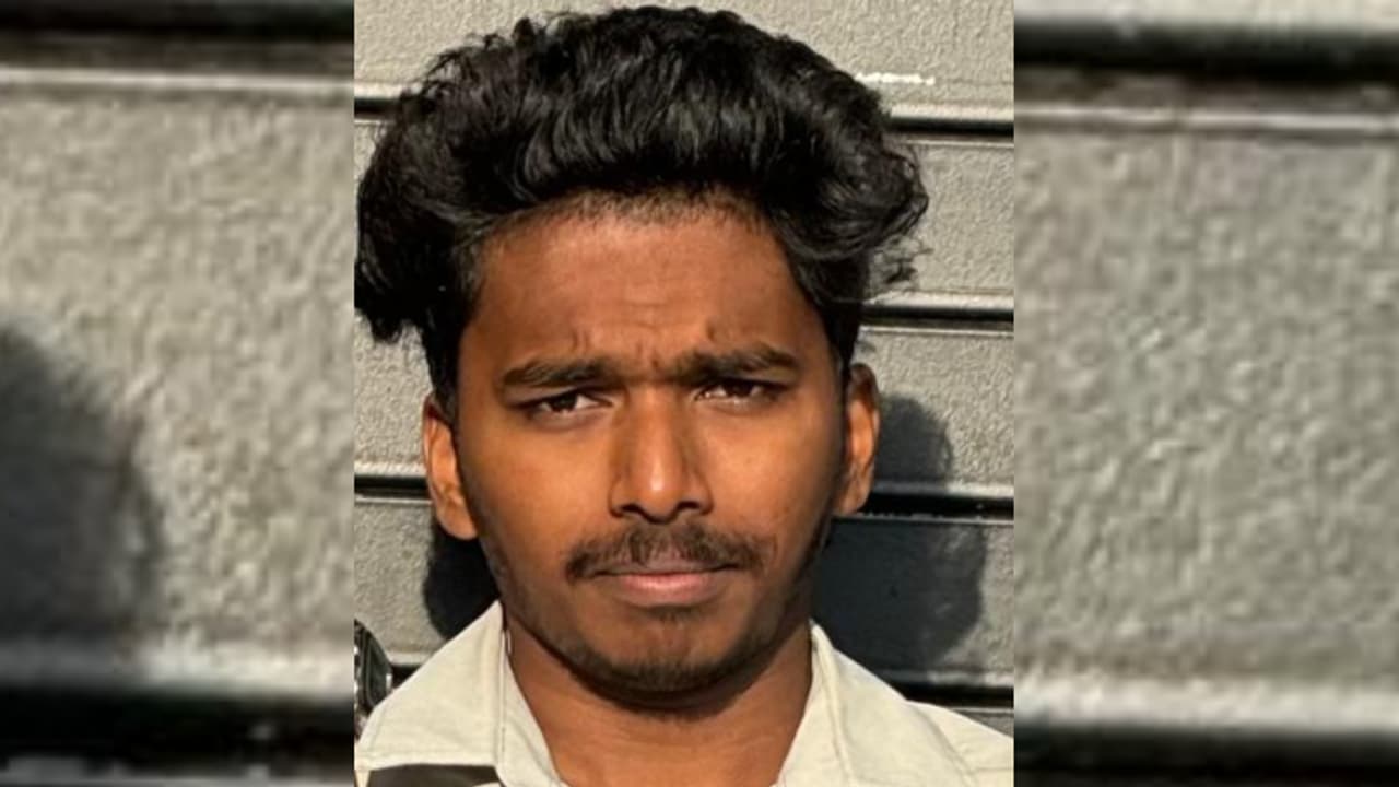 റോഡിലെ കോൺക്രീറ്റ് പാളിയിൽ തട്ടി നിയന്ത്രണം വിട്ട് ലോറിയിലിടിച്ചു; പരിക്കേറ്റ ബൈക്ക് യാത്രികൻ മരിച്ചു റോഡിലെ കോൺക്രീറ്റ് പാളിയിൽ തട്ടി നിയന്ത്രണം വിട്ട് ലോറിയിലിടിച്ചു; പരിക്കേറ്റ ബൈക്ക് യാത്രികൻ മരിച്ചു