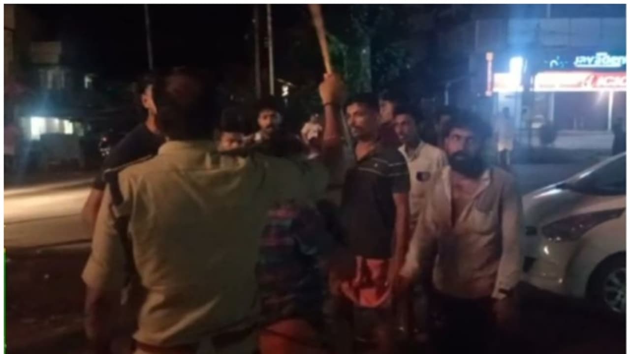 മദ്യ ലഹരിയിൽ പൊലീസിനെ ആക്രമിച്ചത് പത്ത് പേർ, എസ്ഐക്ക് ഉൾപ്പെടെ പരിക്ക്; അന്വേഷണം തുടങ്ങിയതോടെ എല്ലാവരും ഒളിവിൽ മദ്യ ലഹരിയിൽ പൊലീസിനെ ആക്രമിച്ചത് പത്ത് പേർ, എസ്ഐക്ക് ഉൾപ്പെടെ പരിക്ക്; അന്വേഷണം തുടങ്ങിയതോടെ എല്ലാവരും ഒളിവിൽ