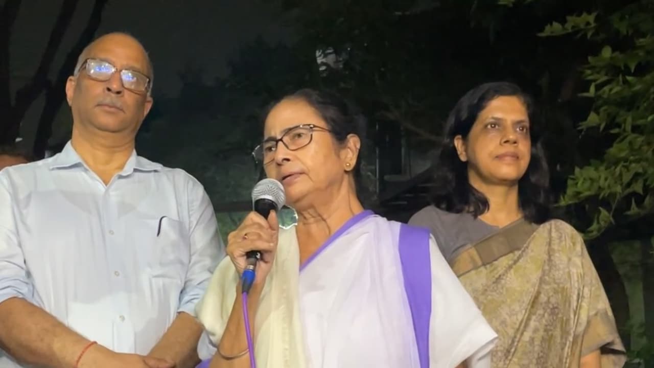 ബംഗാളിലെ ഡോക്ടർമാരുടെ സമരം; നാലിൽ മൂന്ന് ആവശ്യങ്ങളും അംഗീകരിച്ചുവെന്ന് ചർച്ചയ്ക്ക് ശേഷം മമതാ ബാനർജി ബംഗാളിലെ ഡോക്ടർമാരുടെ സമരം; നാലിൽ മൂന്ന് ആവശ്യങ്ങളും അംഗീകരിച്ചുവെന്ന് ചർച്ചയ്ക്ക് ശേഷം മമതാ ബാനർജി