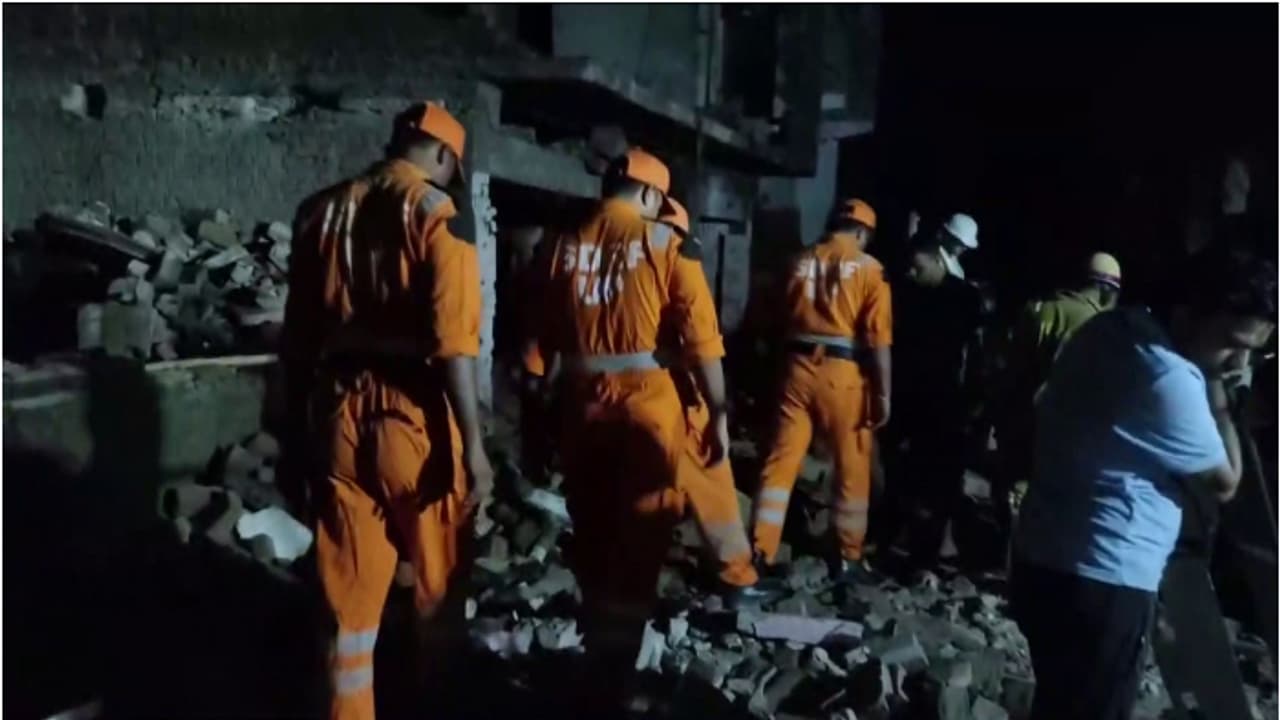 ഫിറോസാബാദിൽ പടക്കനിർമ്മാണ ശാലയിലുണ്ടായ സ്ഫോടനം; 4 പേർക്ക് ദാരുണാന്ത്യം, രക്ഷാപ്രവർത്തനം തുടരുന്നു