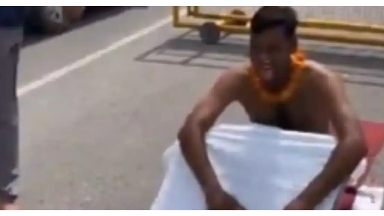 വൈറലാകാൻ ഇങ്ങനെയൊക്കെ ചെയ്യാമോ; നടുറോഡിൽ വെള്ളപുതച്ച് ഒരുമൃതദേഹം, ആളുകൂടിയപ്പോൾ മട്ടുമാറി വൈറലാകാൻ ഇങ്ങനെയൊക്കെ ചെയ്യാമോ; നടുറോഡിൽ വെള്ളപുതച്ച് ഒരുമൃതദേഹം, ആളുകൂടിയപ്പോൾ മട്ടുമാറി