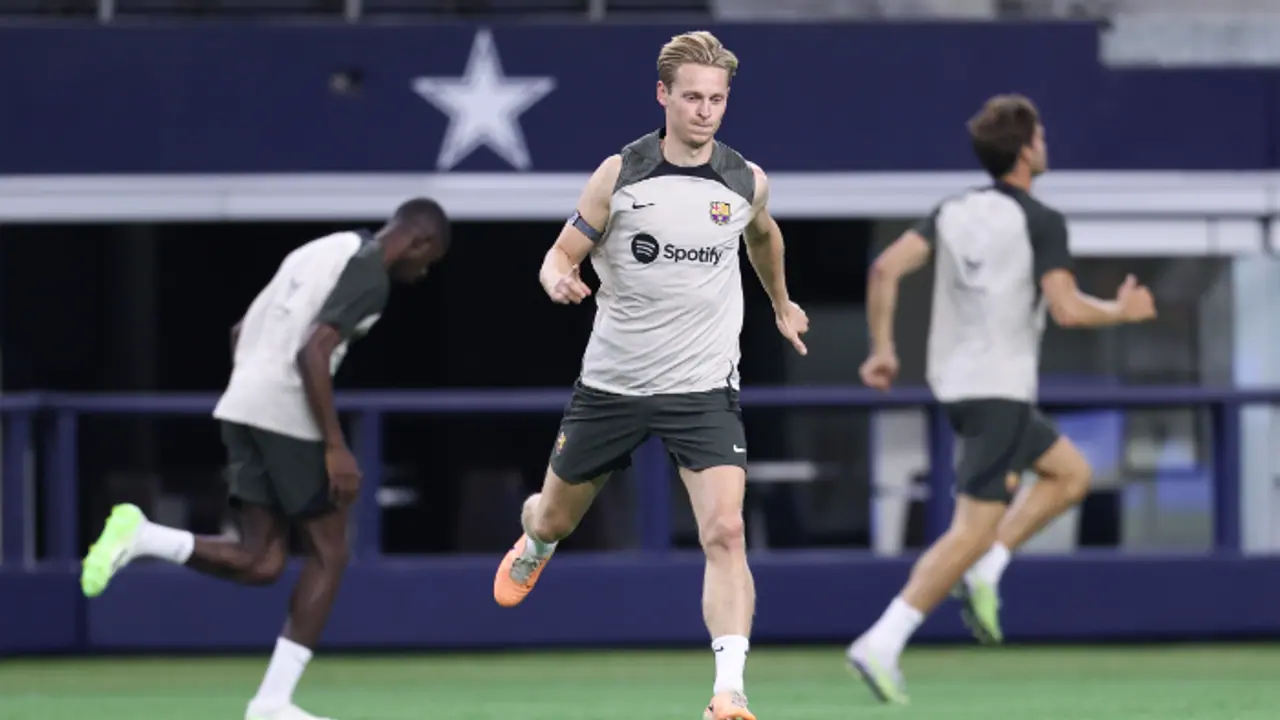 Barcelona midfielder Frenkie de Jong returns to group training ahead of Champions League opener Barcelona midfielder Frenkie de Jong returns to group training ahead of Champions League opener