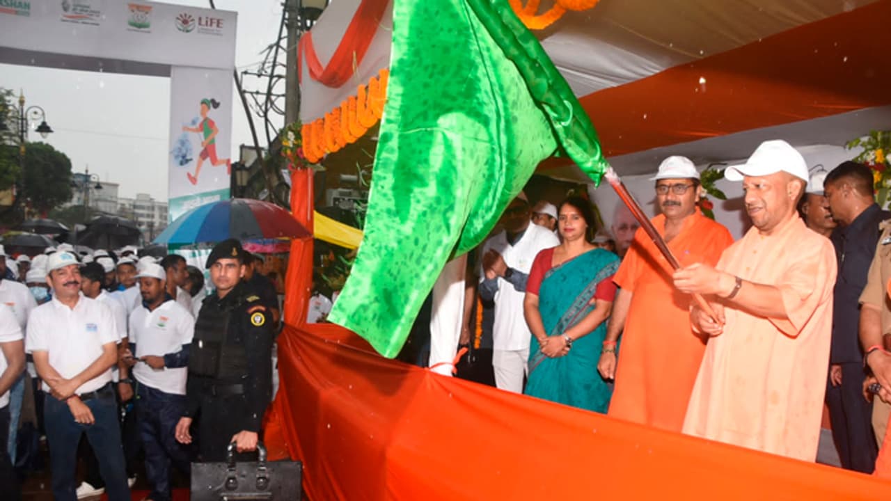 மோடி பிறந்தநாளில் தூய்மை பேரணியை தொடங்கி வைத்த யோகி ஆதித்யநாத்! மோடி பிறந்தநாளில் தூய்மை பேரணியை தொடங்கி வைத்த யோகி ஆதித்யநாத்!