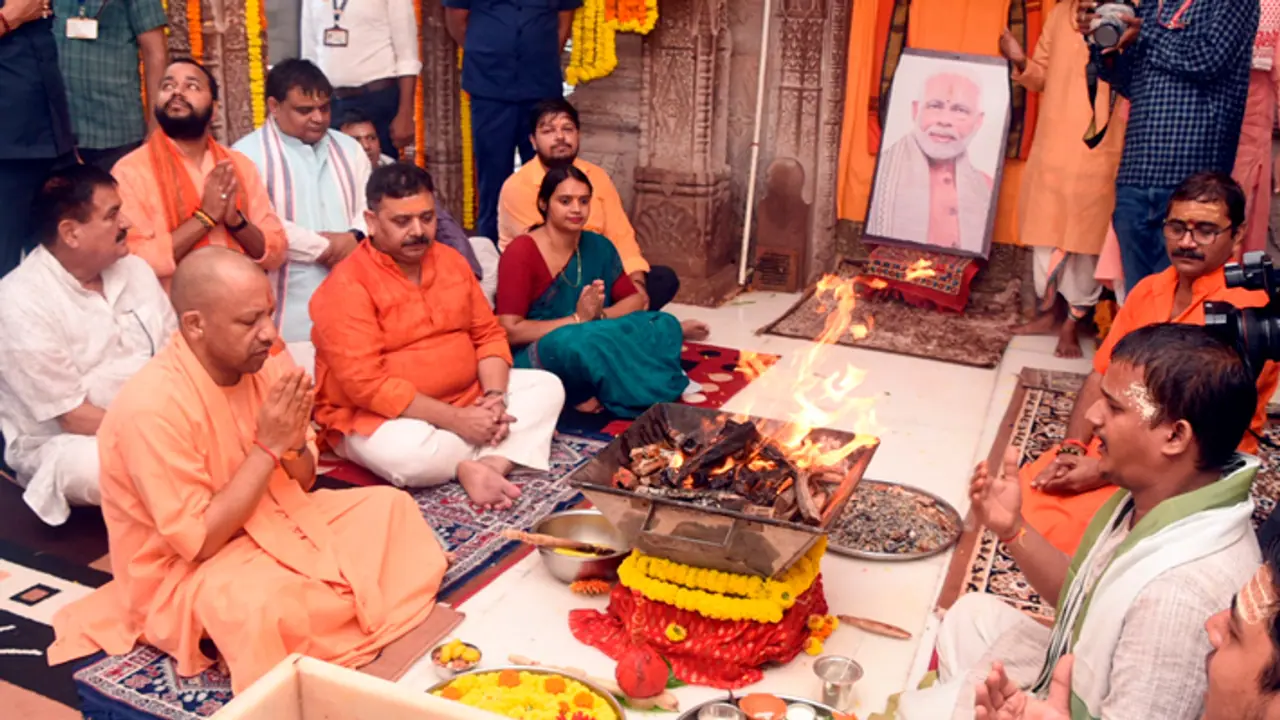 மழையையும் பொருட்படுத்தாமல் பிறந்தநாள் பூஜையை செய்த உ.பி முதல்வர் யோகி ஆதித்யநாத்! மழையையும் பொருட்படுத்தாமல் பிறந்தநாள் பூஜையை செய்த உ.பி முதல்வர் யோகி ஆதித்யநாத்!