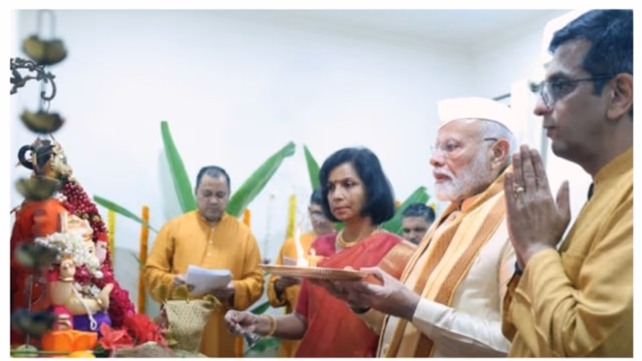 ഗണേശ പൂജ വിവാദം; പ്രധാനമന്ത്രിക്കും ചീഫ് ജസ്റ്റിസിനുമെതിരെ രാഷ്ട്രപതിക്ക് പരാതി നൽകി മലയാളി ഗണേശ പൂജ വിവാദം; പ്രധാനമന്ത്രിക്കും ചീഫ് ജസ്റ്റിസിനുമെതിരെ രാഷ്ട്രപതിക്ക് പരാതി നൽകി മലയാളി