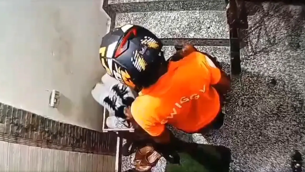 Caught on camera: Swiggy delivery boy steals shoes kept outside flat in UP's Noida (WATCH) Caught on camera: Swiggy delivery boy steals shoes kept outside flat in UP's Noida (WATCH)