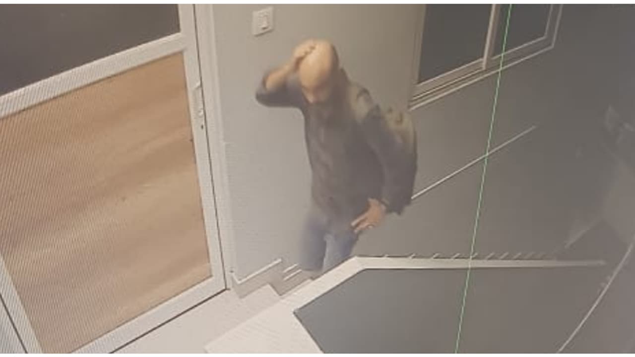 അതേ രൂപം, സിസിടിവി ദൃശ്യം കണ്ടപ്പോഴെ പൊലീസിന് ആളെ പിടികിട്ടി; വീണ്ടും മോഷണം നടത്തിയത് മസ്ജിദിൽ, അന്വേഷണം അതേ രൂപം, സിസിടിവി ദൃശ്യം കണ്ടപ്പോഴെ പൊലീസിന് ആളെ പിടികിട്ടി; വീണ്ടും മോഷണം നടത്തിയത് മസ്ജിദിൽ, അന്വേഷണം