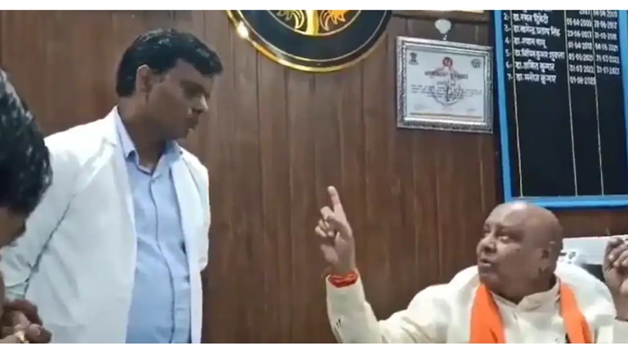 ഒരു രൂപക്ക് പകരം രണ്ട് രൂപ ഈടാക്കി, എംഎൽഎയുടെ മിന്നൽ സന്ദർശനത്തില്‍ സിഎച്ച്സി ഫാർമസിസ്റ്റിന്റെ ജോലി തെറിച്ചു