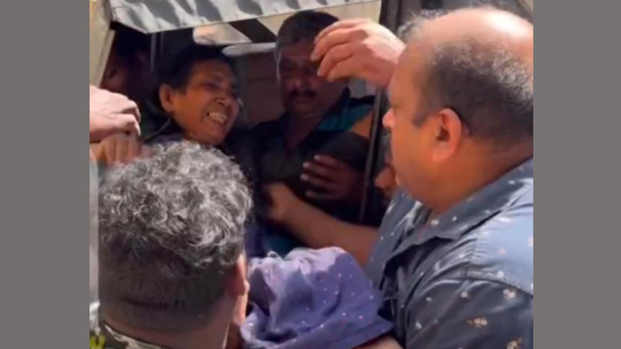 തോട്ടത്തിൽ നിൽക്കവേ കാട്ടുപോത്ത് കാട്ടിൽ നിന്ന് പാഞ്ഞെത്തി ഇടിച്ചു; സ്റ്റെല്ലയ്ക്ക് നട്ടെല്ലിനടക്കം പരിക്ക് തോട്ടത്തിൽ നിൽക്കവേ കാട്ടുപോത്ത് കാട്ടിൽ നിന്ന് പാഞ്ഞെത്തി ഇടിച്ചു; സ്റ്റെല്ലയ്ക്ക് നട്ടെല്ലിനടക്കം പരിക്ക്