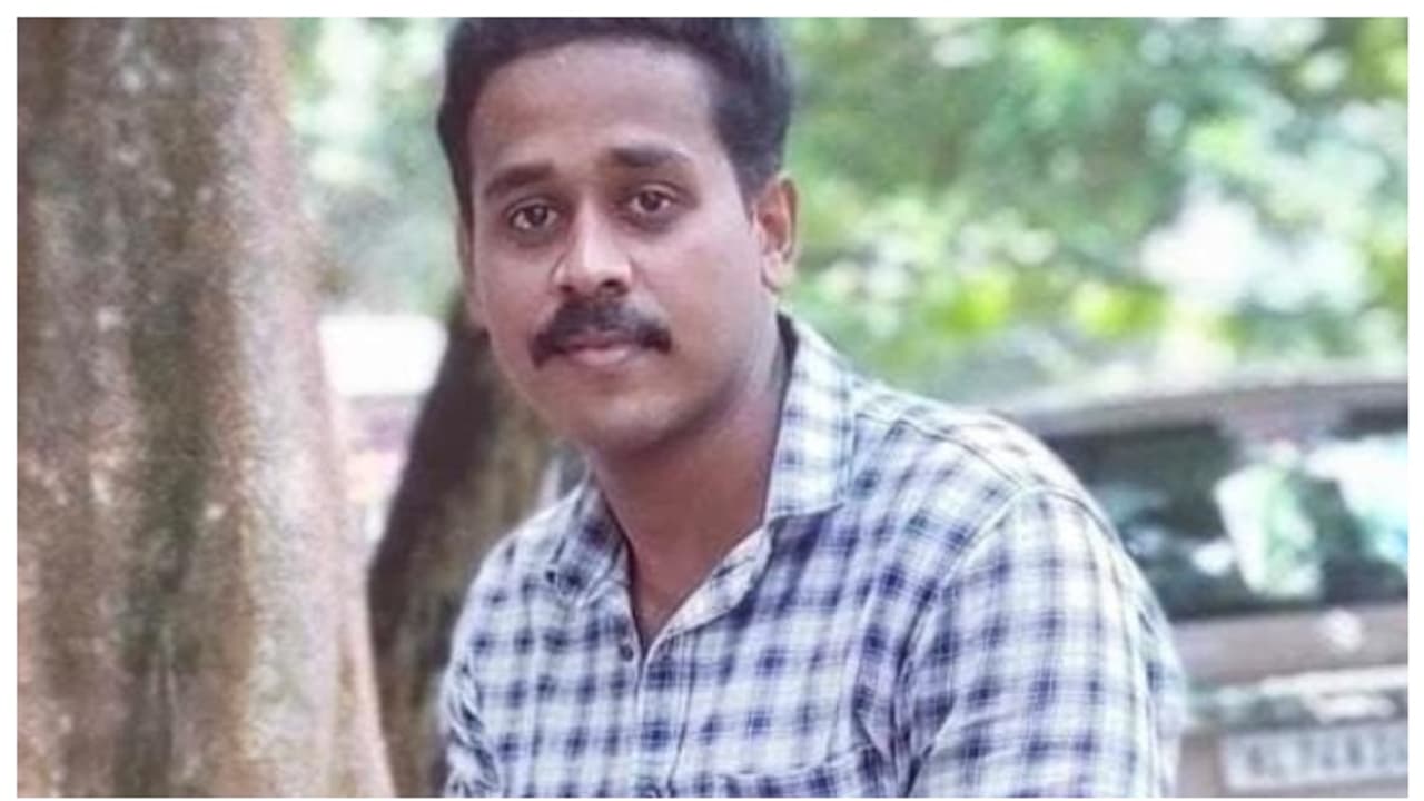 ശബരിമല ഡ്യൂട്ടിക്കെത്തിയ പൊലീസുകാരൻ കുഴഞ്ഞുവീണ് മരിച്ചു ശബരിമല ഡ്യൂട്ടിക്കെത്തിയ പൊലീസുകാരൻ കുഴഞ്ഞുവീണ് മരിച്ചു