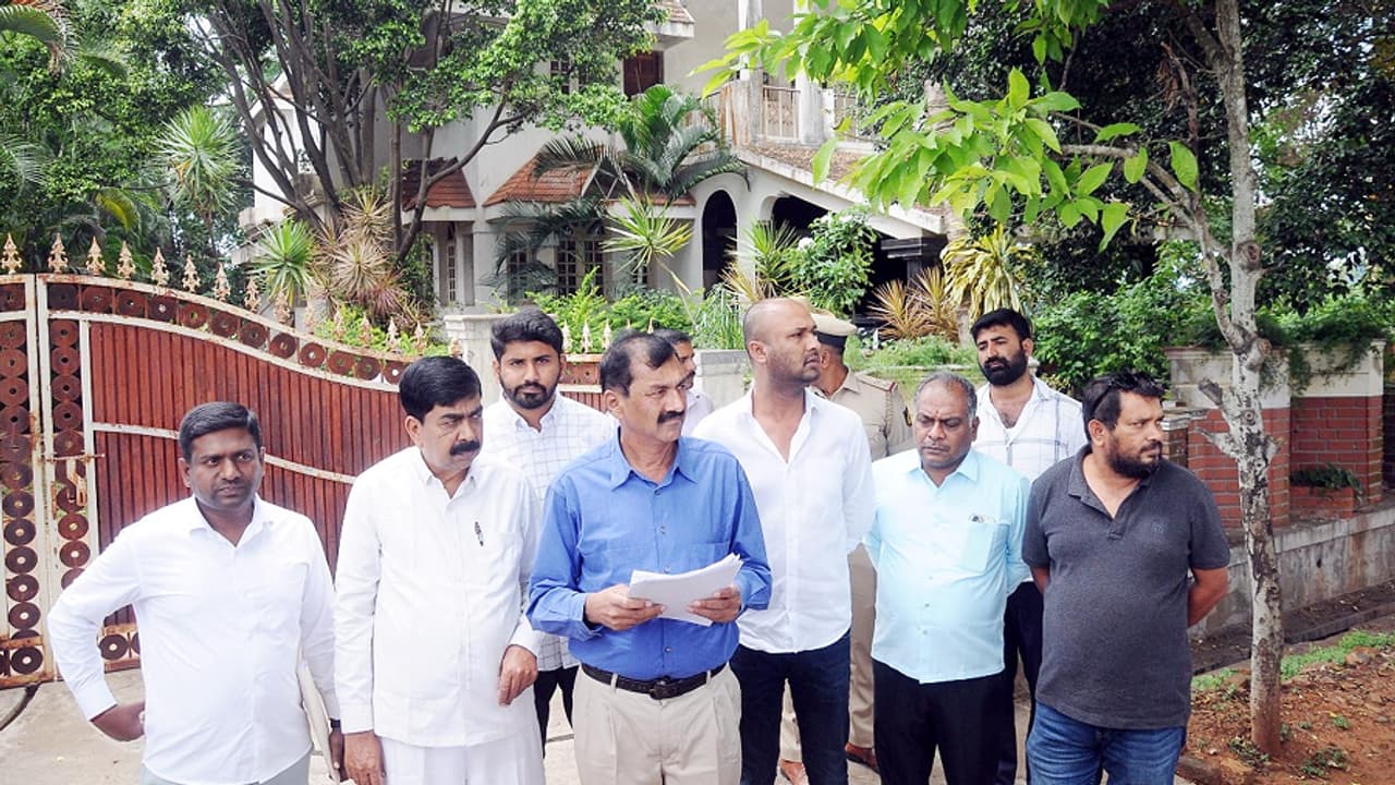 25 ವರ್ಷದ ಹಿಂದಿನದು, ತಪ್ಪಿಲ್ಲ ಎಂದು ತೀರ್ಪು ಬಂದಿದೆ, ಈಗ ವಿವಾದ ಏಕೆ?: ಕೆಪಿಸಿಸಿ ವಕ್ತಾರ ಎಂ.ಲಕ್ಷ್ಮಣ್ 25 ವರ್ಷದ ಹಿಂದಿನದು, ತಪ್ಪಿಲ್ಲ ಎಂದು ತೀರ್ಪು ಬಂದಿದೆ, ಈಗ ವಿವಾದ ಏಕೆ?: ಕೆಪಿಸಿಸಿ ವಕ್ತಾರ ಎಂ.ಲಕ್ಷ್ಮಣ್