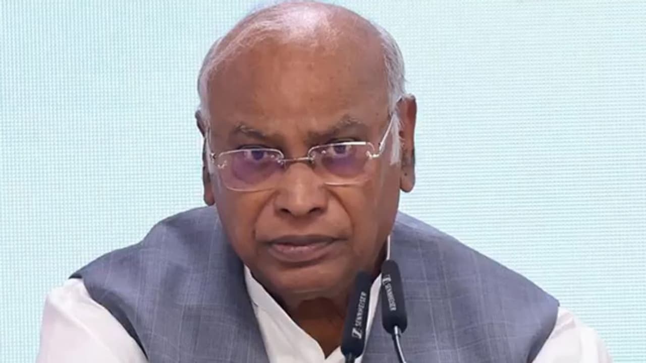 ഭൂമി കൈമാറ്റം; മല്ലികാർജുൻ ഖാർഗെയ്ക്കും കുടുംബത്തിനുമെതിരെ ലോകായുക്തയ്ക്ക് പരാതി 