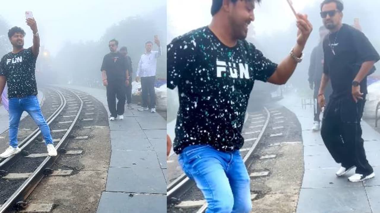 ഞെട്ടിക്കുന്ന ദൃശ്യങ്ങൾ; ഹോൺ മുഴക്കിയിട്ടും മാറിയില്ല, ജീവൻ വരെ പണയപ്പെടുത്തി സെൽഫി ഞെട്ടിക്കുന്ന ദൃശ്യങ്ങൾ; ഹോൺ മുഴക്കിയിട്ടും മാറിയില്ല, ജീവൻ വരെ പണയപ്പെടുത്തി സെൽഫി