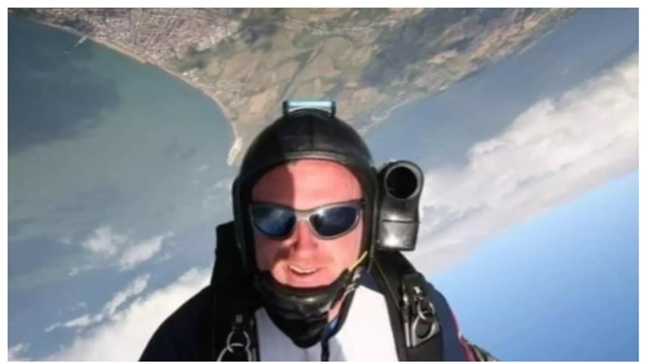 പാരച്യൂട്ട് തുറക്കാന്‍ പറ്റിയില്ല; 46 കാരനായ വീഡിയോഗ്രാഫർക്ക് ദാരുണാന്ത്യം , അവസാന ദൃശ്യങ്ങള്‍ കണ്ടെത്തി 