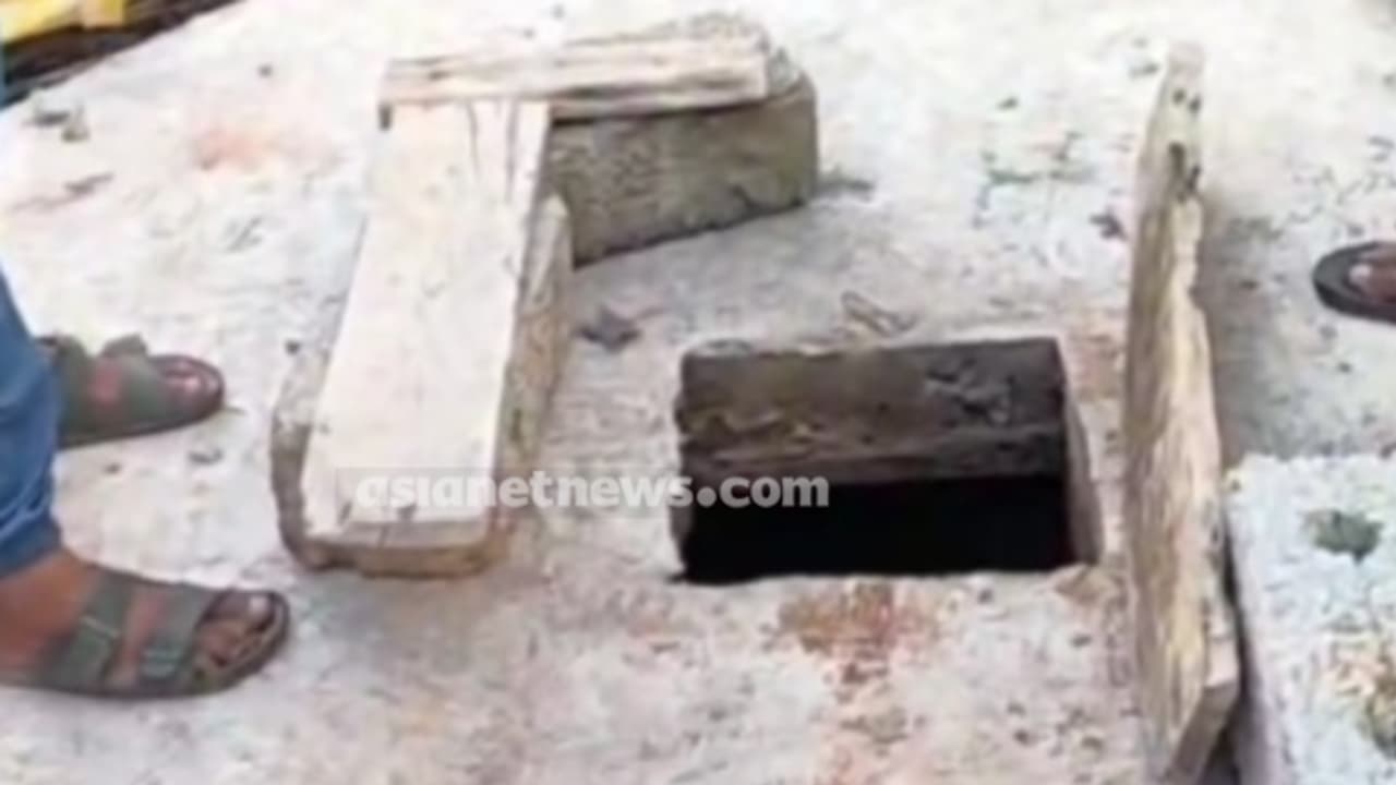 വീടിന് സമീപം കളിച്ചുകൊണ്ടിരുന്ന ഏഴ് വയസുകാരി സെപ്റ്റിക് ടാങ്കിലേക്ക് വീണു; ബാലികയെ രക്ഷപ്പെടുത്തി വീടിന് സമീപം കളിച്ചുകൊണ്ടിരുന്ന ഏഴ് വയസുകാരി സെപ്റ്റിക് ടാങ്കിലേക്ക് വീണു; ബാലികയെ രക്ഷപ്പെടുത്തി