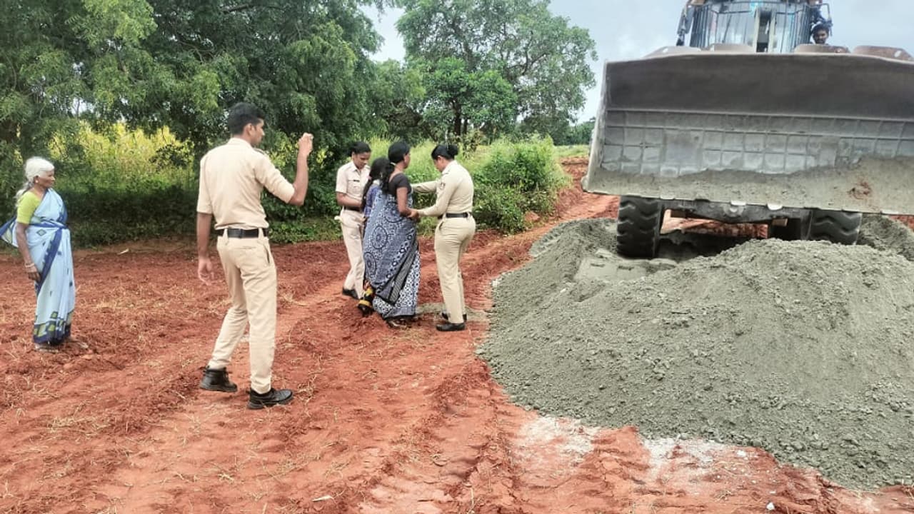 ಚಿಕ್ಕಪ್ಪನ ಕ್ರಷರ್‌ಗೆ ರಸ್ತೆ ಮಾಡಲು ದಲಿತರ ಜಮೀನಿನಲ್ಲಿ ಫಸಲು ನಾಶ: ಶಾಸಕ ಗಣೇಶ್ ಪ್ರಸಾದ್ ವಿರುದ್ದ ಗಂಭೀರ ಆರೋಪ