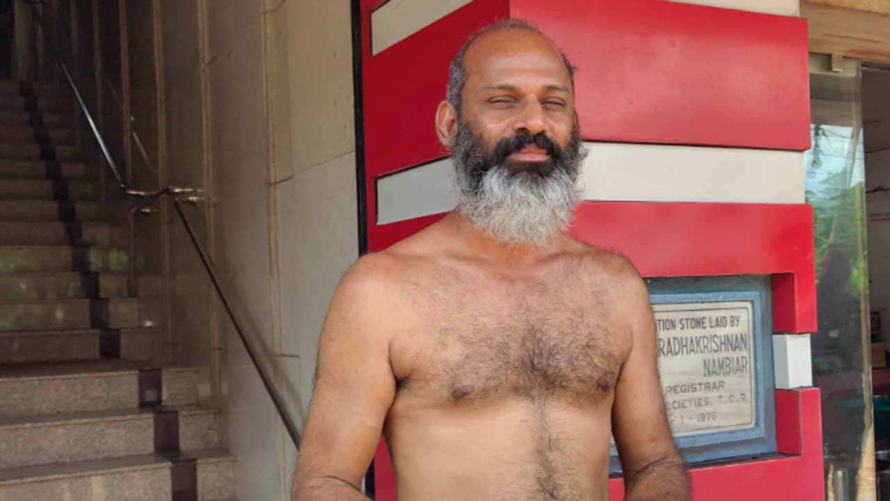 നിക്ഷേപം തിരികെ ലഭിച്ചില്ല; കരുവന്നൂർ ബാങ്കിന് മുന്നിൽ വസ്ത്രമുരിഞ്ഞ് യുവാവിന്റെ പ്രതിഷേധം നിക്ഷേപം തിരികെ ലഭിച്ചില്ല; കരുവന്നൂർ ബാങ്കിന് മുന്നിൽ വസ്ത്രമുരിഞ്ഞ് യുവാവിന്റെ പ്രതിഷേധം