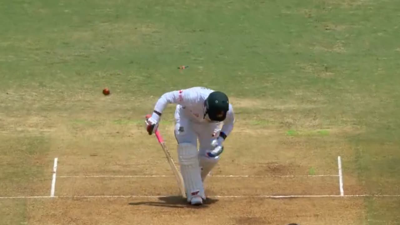 കണ്ണടച്ചു തുറക്കും മുമ്പ് കുറ്റി പറന്നു, ആകാശ് ദീപിന്റെ ഇരട്ടപ്രഹരത്തിൽ പകച്ച് ബംഗ്ലാദേശ്; 5 വിക്കറ്റ് നഷ്ടം കണ്ണടച്ചു തുറക്കും മുമ്പ് കുറ്റി പറന്നു, ആകാശ് ദീപിന്റെ ഇരട്ടപ്രഹരത്തിൽ പകച്ച് ബംഗ്ലാദേശ്; 5 വിക്കറ്റ് നഷ്ടം