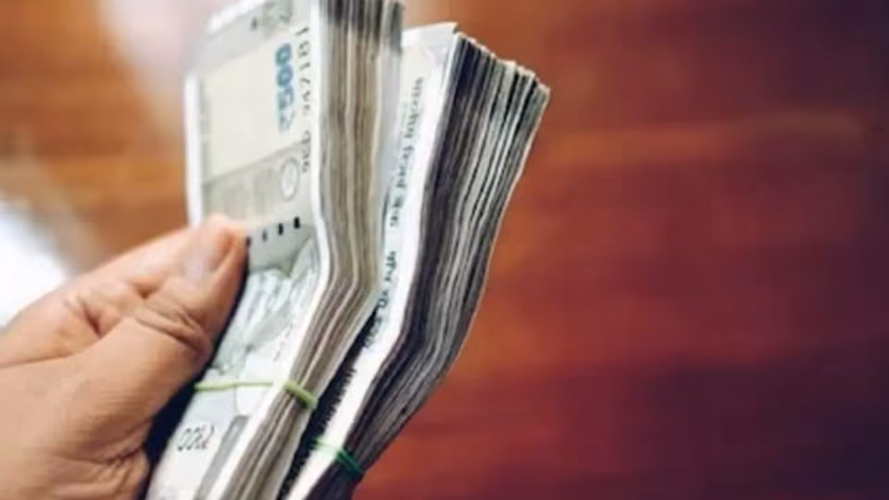 അമ്മൂമ്മയുടെ അക്കൗണ്ടിൽ 80 ലക്ഷമുണ്ടെന്ന് 15കാരി പറ‌ഞ്ഞത് സ്കൂളിൽ; പിന്നെ നടന്നത് സിനിമാ കഥകളെ വെല്ലുന്ന സംഭവം