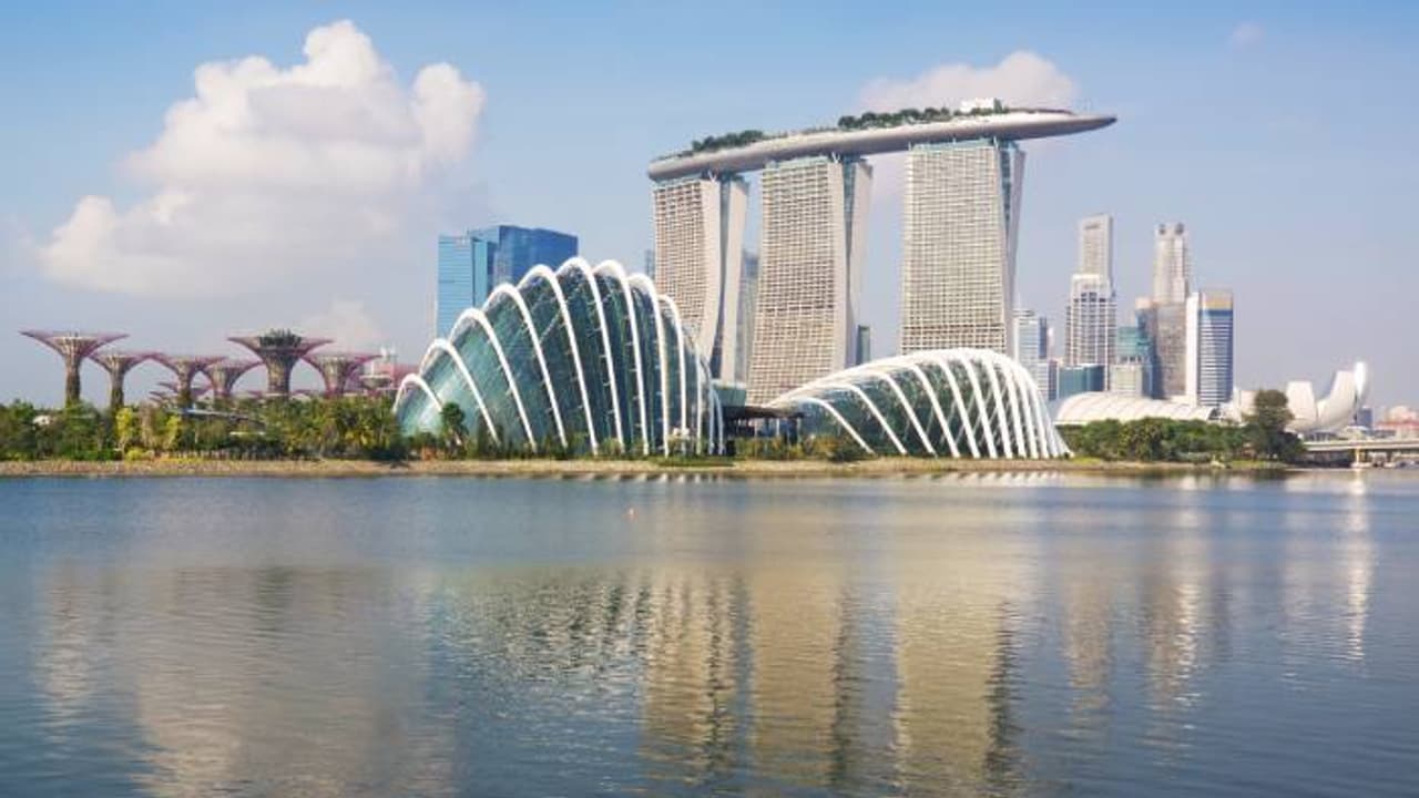 മദ്യപിച്ച് മറീന ബേ സാൻഡ്സിൽ മലമൂത്രവിസർജ്ജനം നടത്തി, ഇന്ത്യൻ തൊഴിലാളിക്ക് 25,000 രൂപ പിഴ 