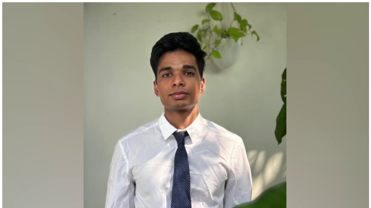 ബെംഗളൂരുവിൽ നിന്നും കേരളത്തിലേക്ക് വന്ന സ്വകാര്യ ബസ് കുത്തനെ മറിഞ്ഞു, മലയാളി യുവാവിന് ദാരുണാന്ത്യം ബെംഗളൂരുവിൽ നിന്നും കേരളത്തിലേക്ക് വന്ന സ്വകാര്യ ബസ് കുത്തനെ മറിഞ്ഞു, മലയാളി യുവാവിന് ദാരുണാന്ത്യം