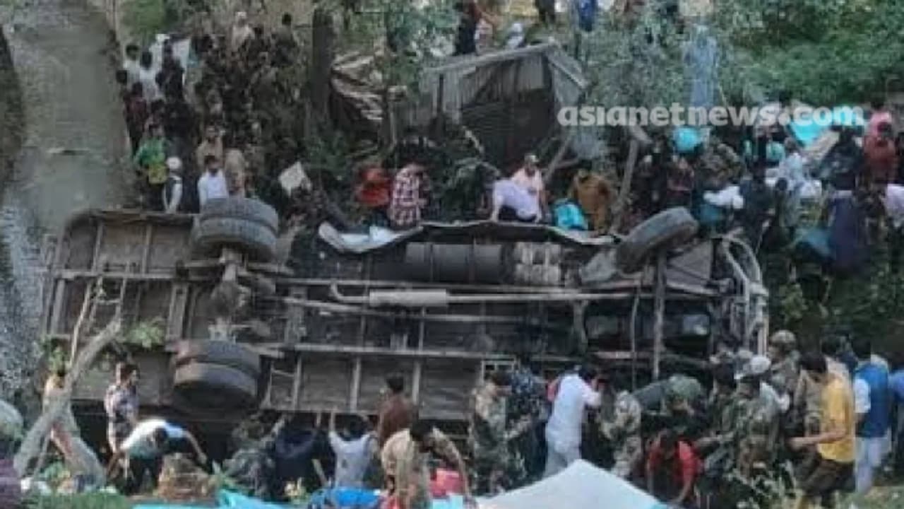 കശ്മീരിൽ ബിഎസ്എഫ് സൈനികർ സഞ്ചരിച്ച ബസ് താഴ്ചയിലേക്ക് മറിഞ്ഞു; മൂന്ന് സൈനികർക്ക് വീരമൃത്യു, 26 പേർക്ക് പരിക്ക് കശ്മീരിൽ ബിഎസ്എഫ് സൈനികർ സഞ്ചരിച്ച ബസ് താഴ്ചയിലേക്ക് മറിഞ്ഞു; മൂന്ന് സൈനികർക്ക് വീരമൃത്യു, 26 പേർക്ക് പരിക്ക്