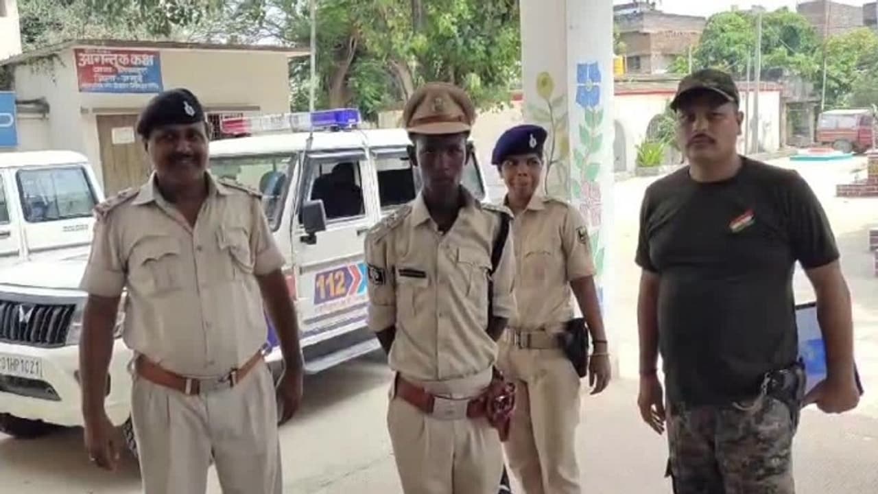 'ನಾನು ಐಪಿಎಸ್‌ ಆಫೀಸರ್‌ ಆಗಿದ್ದೇನೆ..' ಅಮ್ಮನ ತಬ್ಬಿಕೊಂಡು ಹೇಳುವಾಗಲೇ ವ್ಯಕ್ತಿಯನ್ನ ಎತ್ತಾಕಿಕೊಂಡು ಹೋದ ಪೊಲೀಸ್!